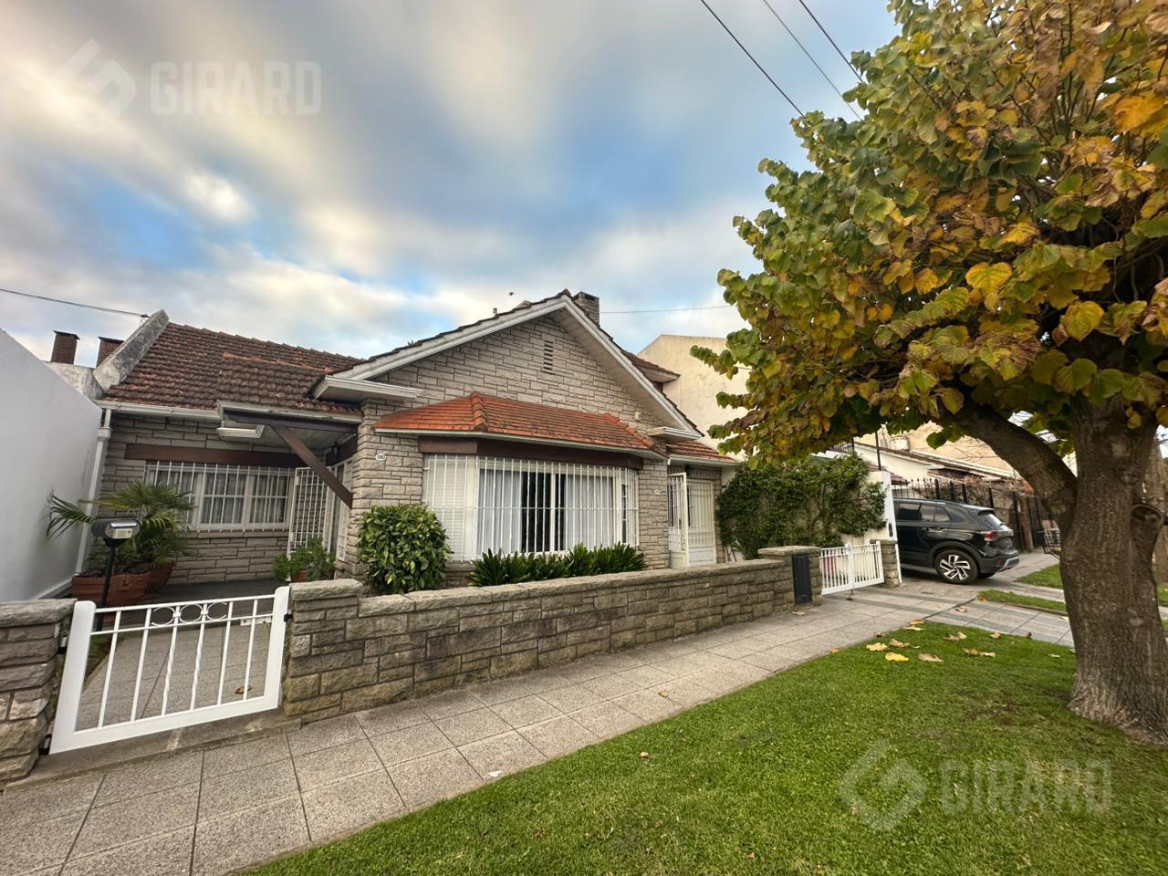 Foto de Casa de 4 ambientes con parque en Villa Primera, imagen 1