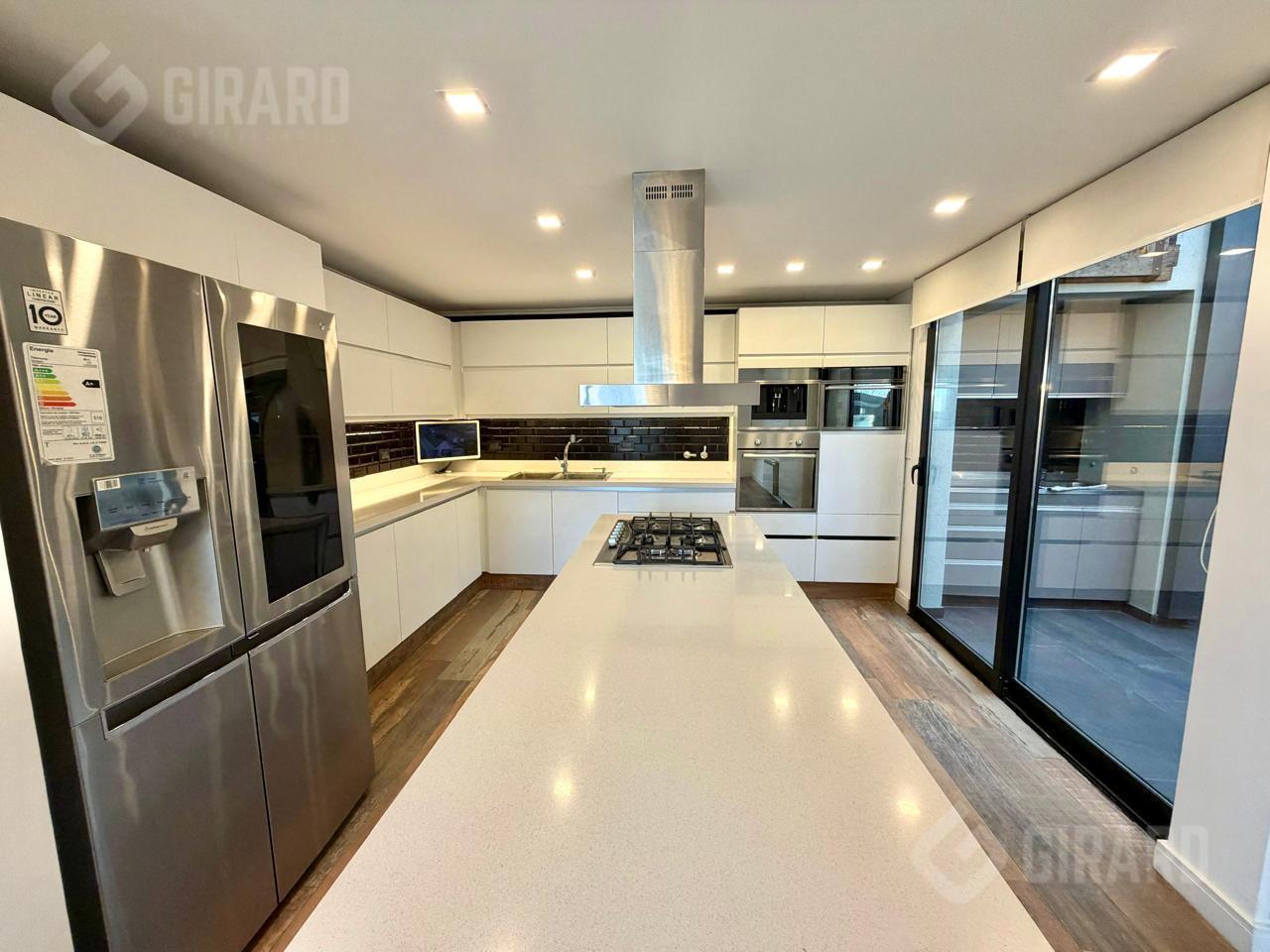 Foto de Casa en venta de 4 ambientes con piscina climatizada, en impecable, imagen 5