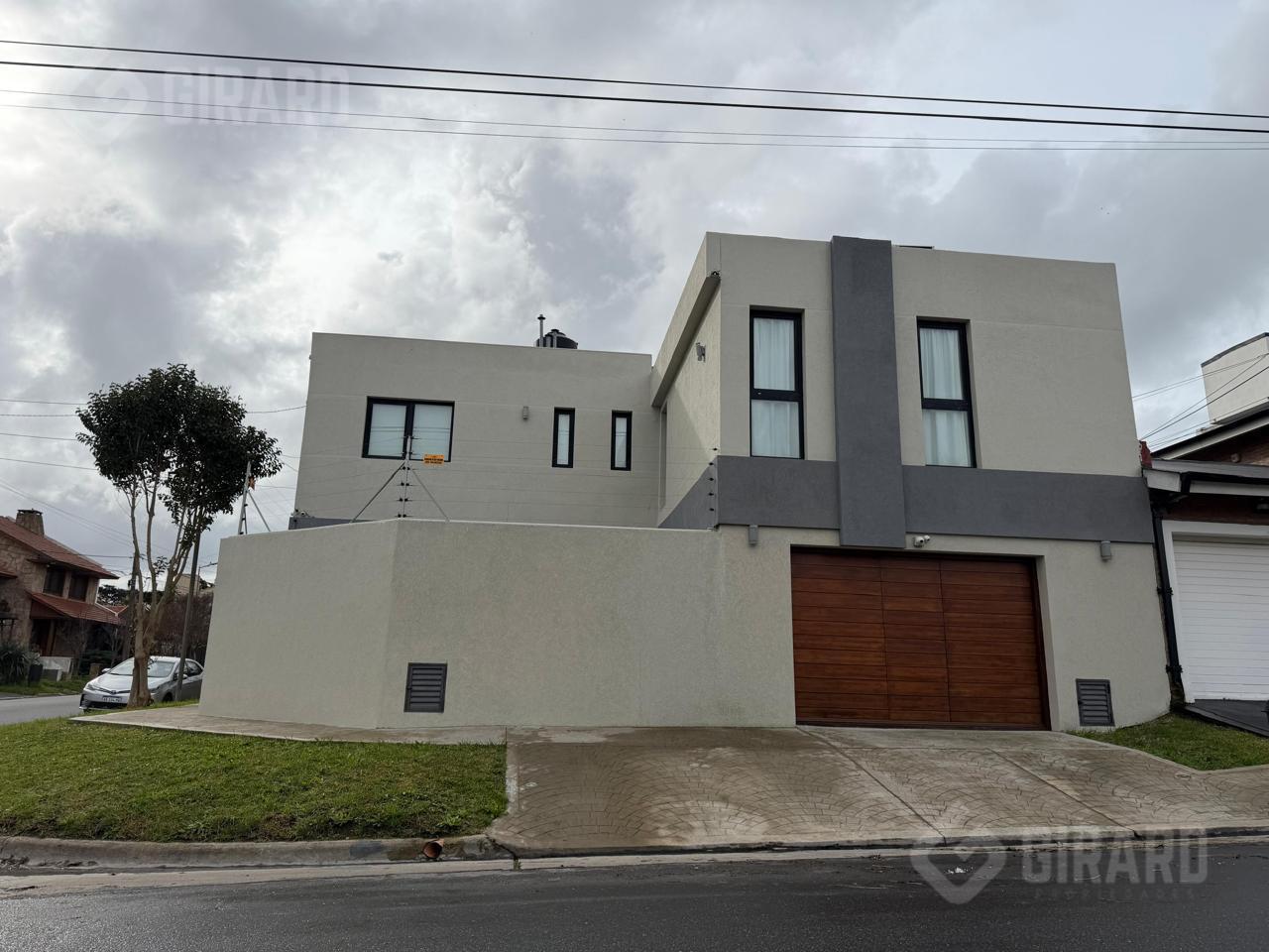 Foto de Casa en venta de 4 ambientes con piscina climatizada, en impecable, imagen 1