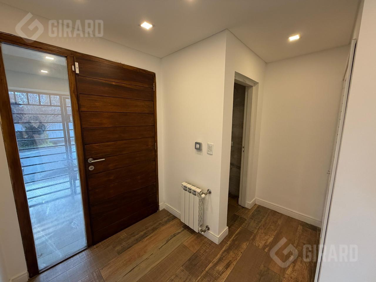Foto de Casa en venta de 4 ambientes con piscina climatizada, en impecable, imagen 4