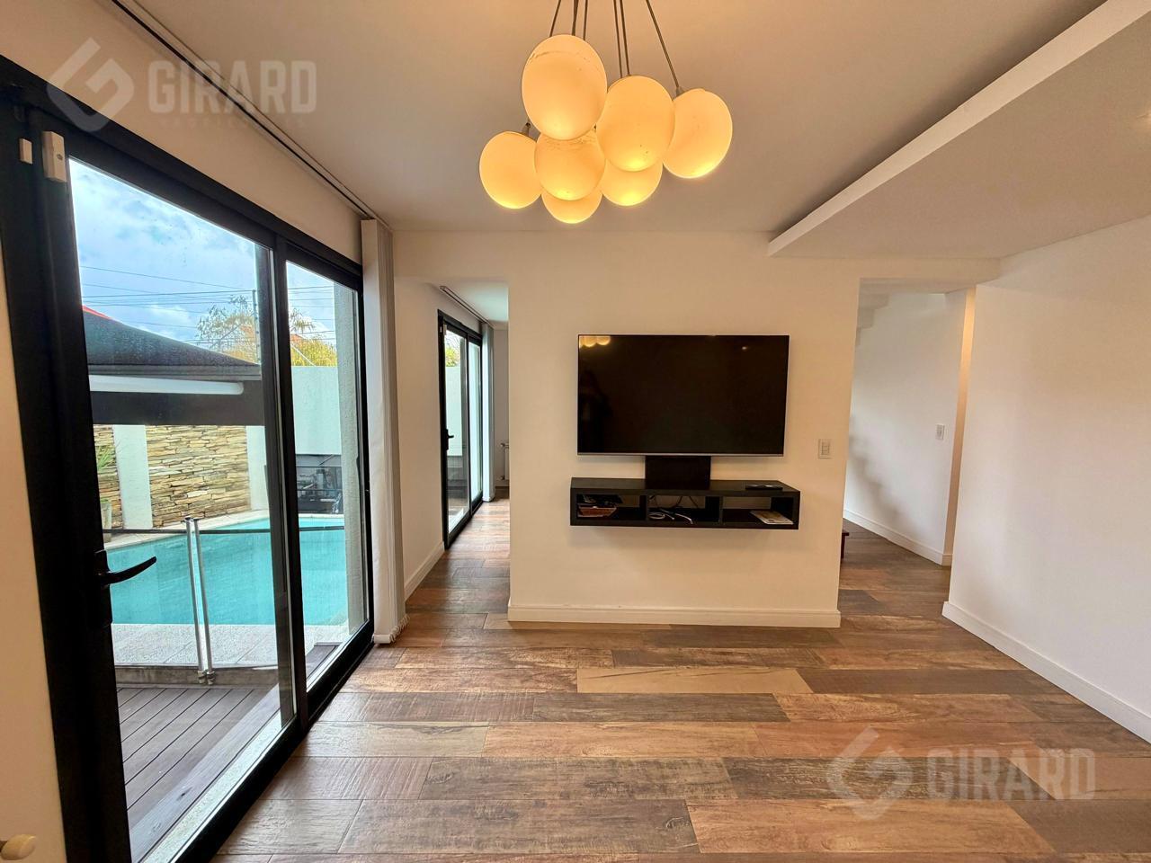 Foto de Casa en venta de 4 ambientes con piscina climatizada, en impecable, imagen 3