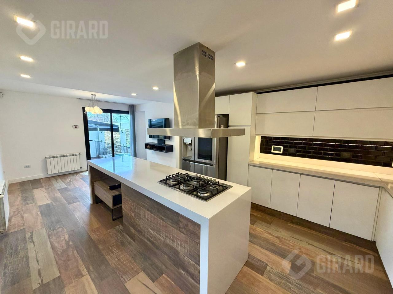 Foto de Casa en venta de 4 ambientes con piscina climatizada, en impecable, imagen 2