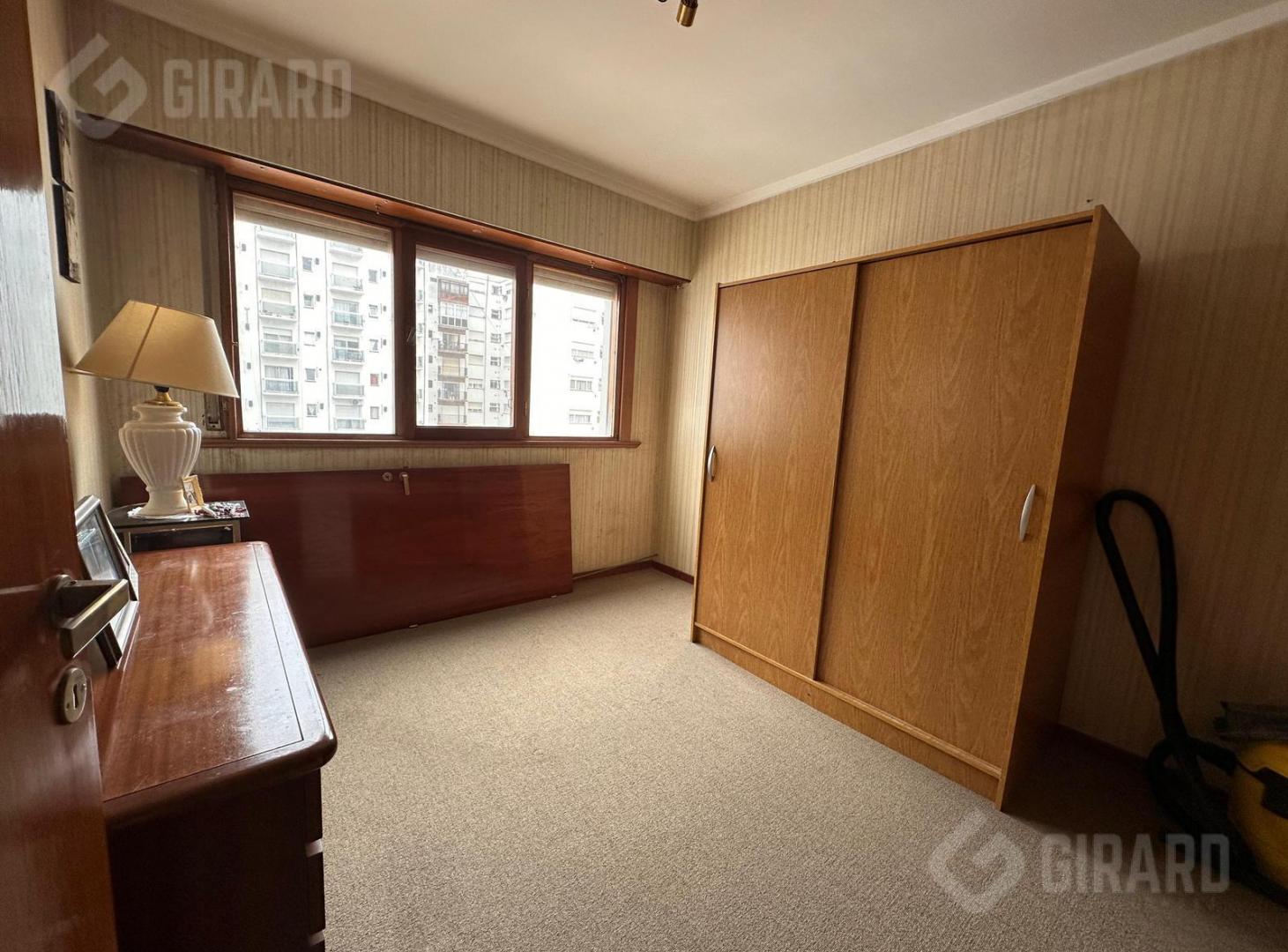 Foto de venta de Departamento 4 ambientes con cochera y quincho privado. Zona, imagen 2