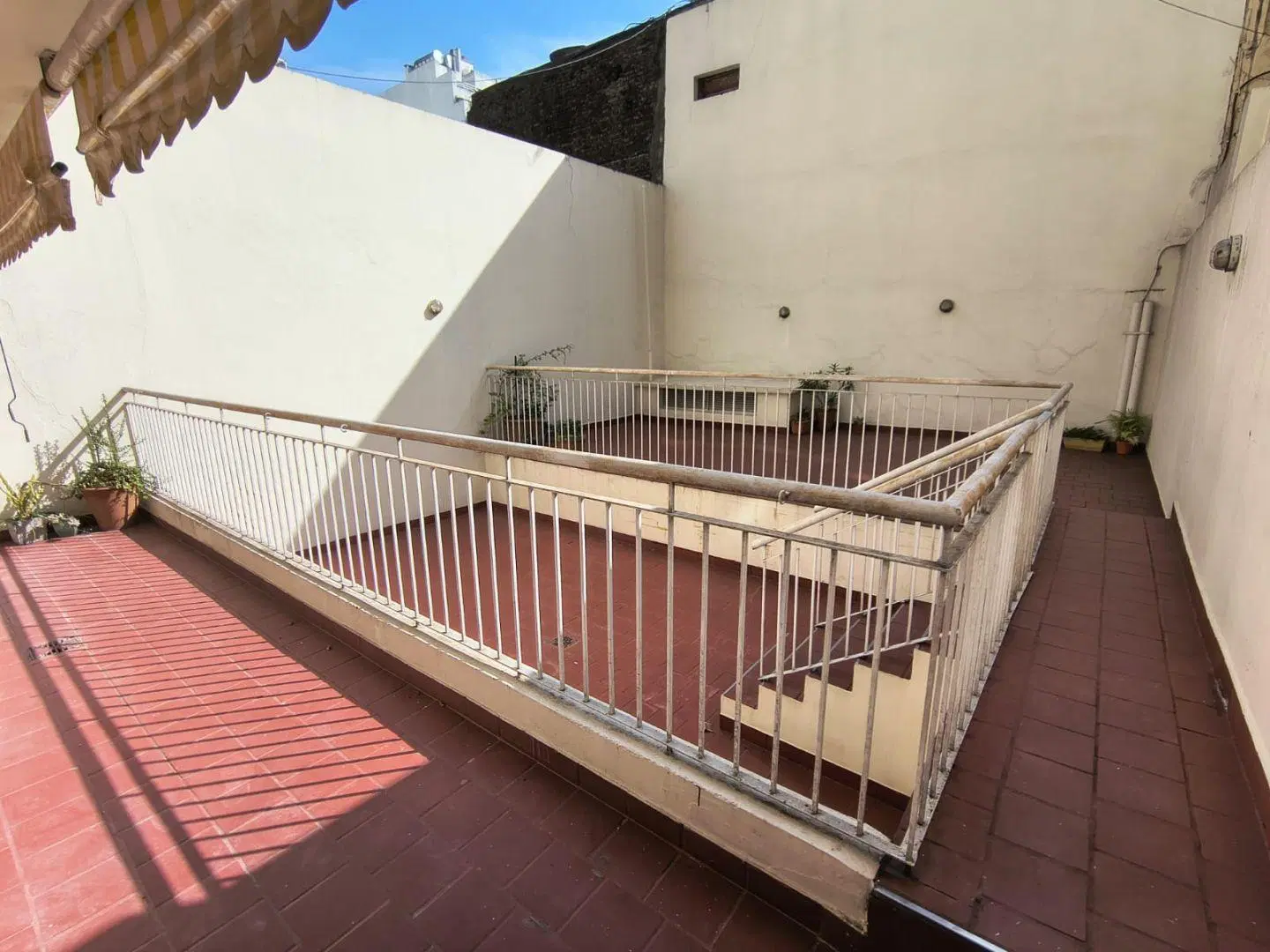 HERMOSO DEPTO CON GRAN PATIO AL CONTRAFRENTE 4