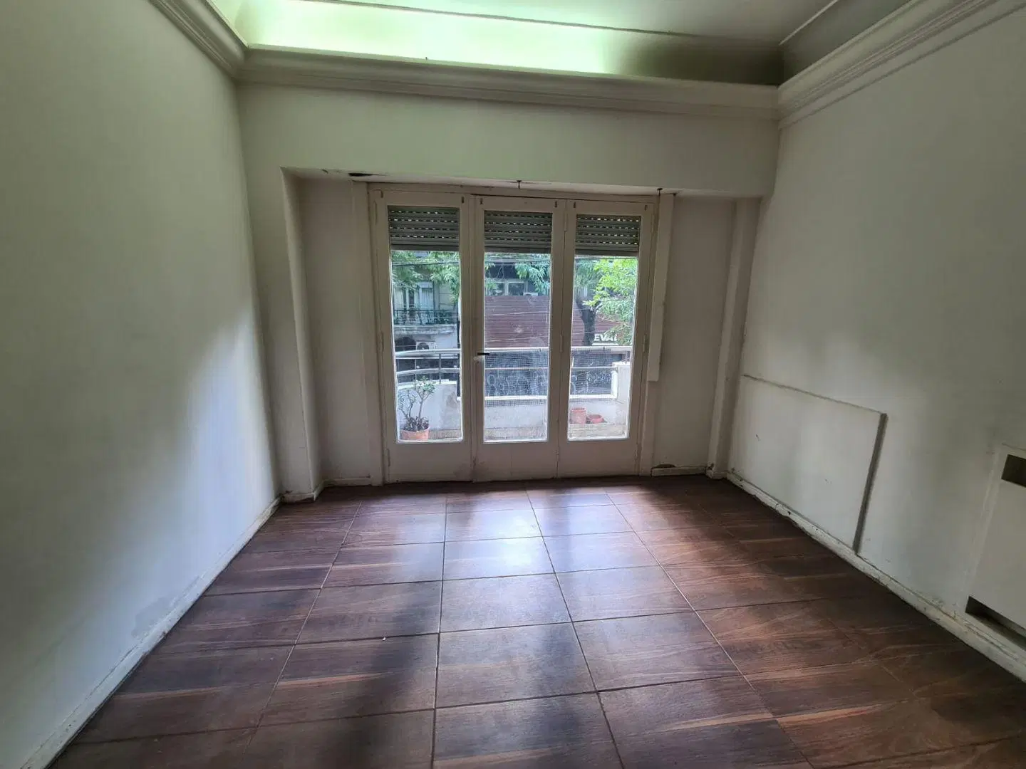 3 AMBIENTES CON BALCÓN Y PATIO 1 PISO POR ESCALERA. 3