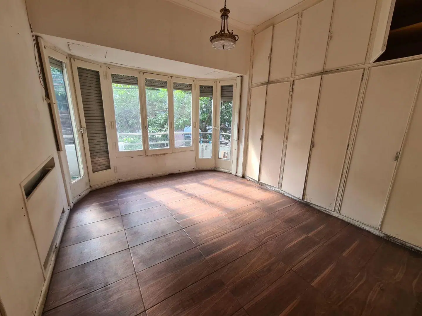 3 AMBIENTES CON BALCÓN Y PATIO 1 PISO POR ESCALERA. 1