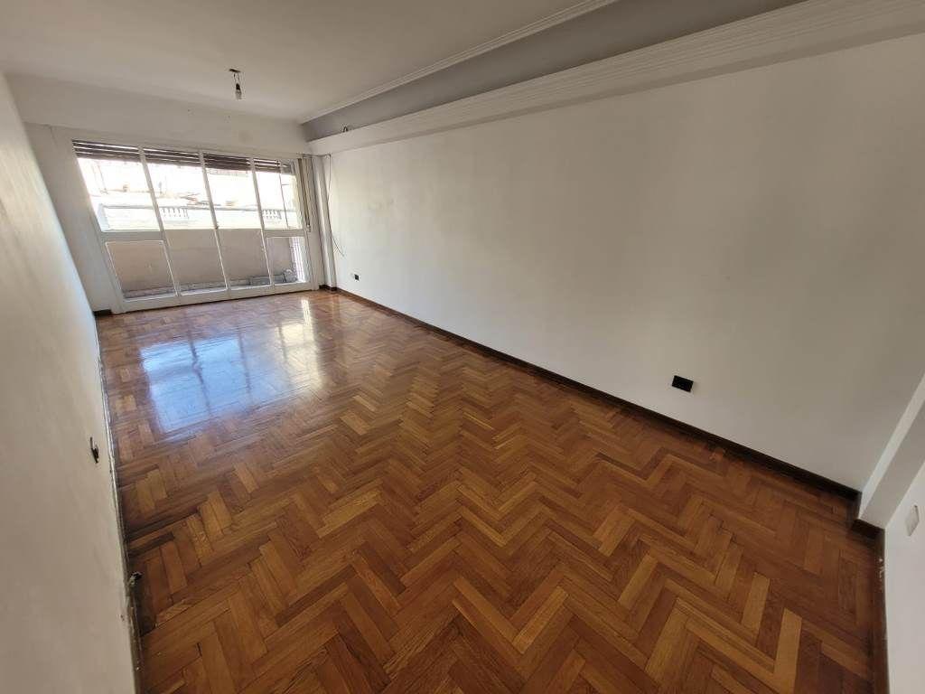 Foto de EXCELENTE 4 AMBIENTES CON DOBLE BALCON AL FRENTE EN ALQUILER EN VILLA, imagen 1