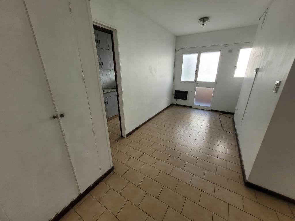 Foto de EXCELENTE 4 AMBIENTES CON DOBLE BALCON AL FRENTE EN ALQUILER EN VILLA, imagen 2