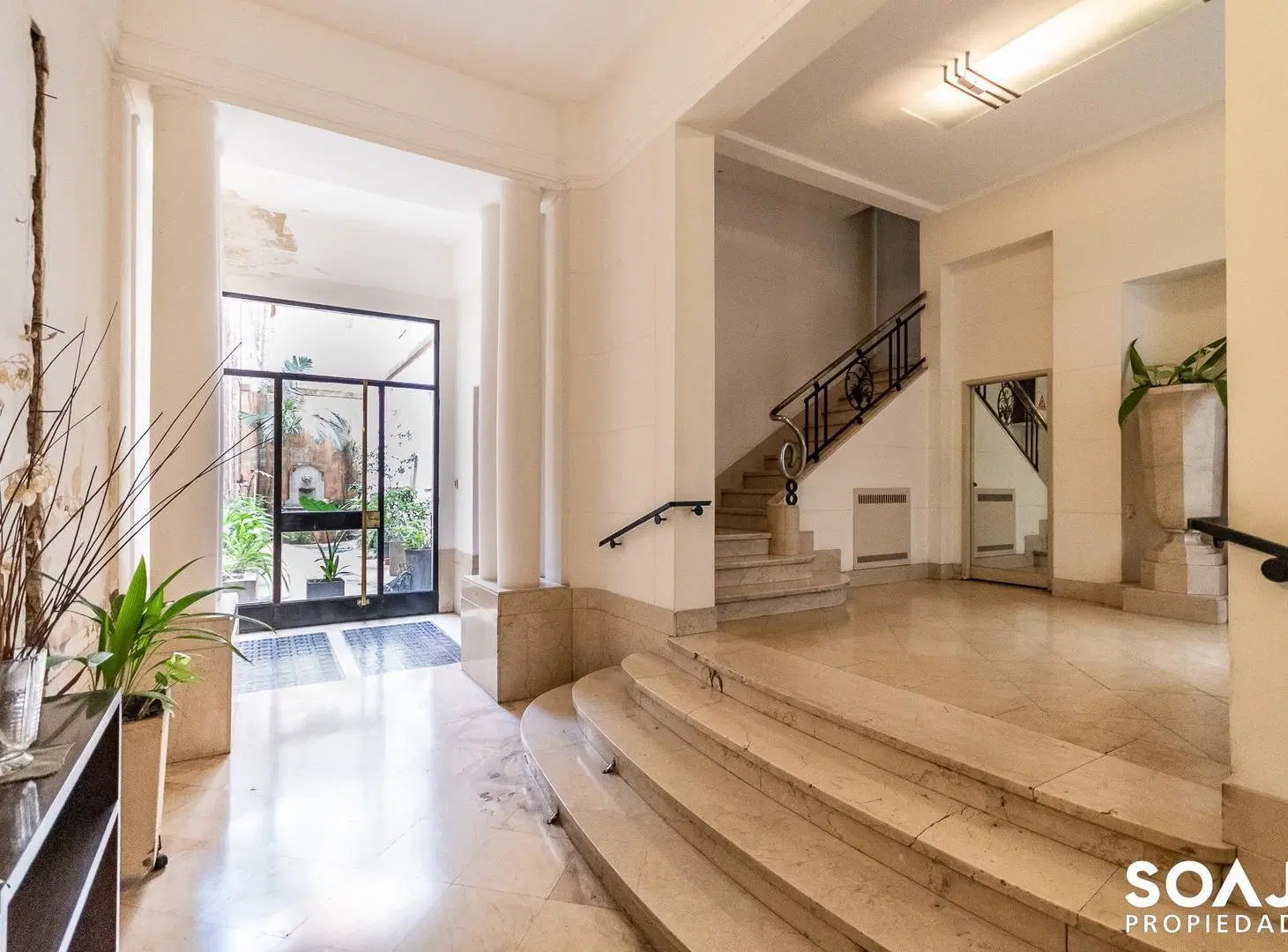 PISO 230 M2 EN RIOBAMBA Y SANTA FE / TOMA DEPTO EN PAGO 2