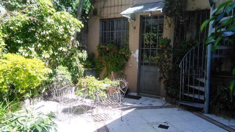 Casa Antigua en 2 Plantas con Espacio Verde Libre en El Contrafrente 5