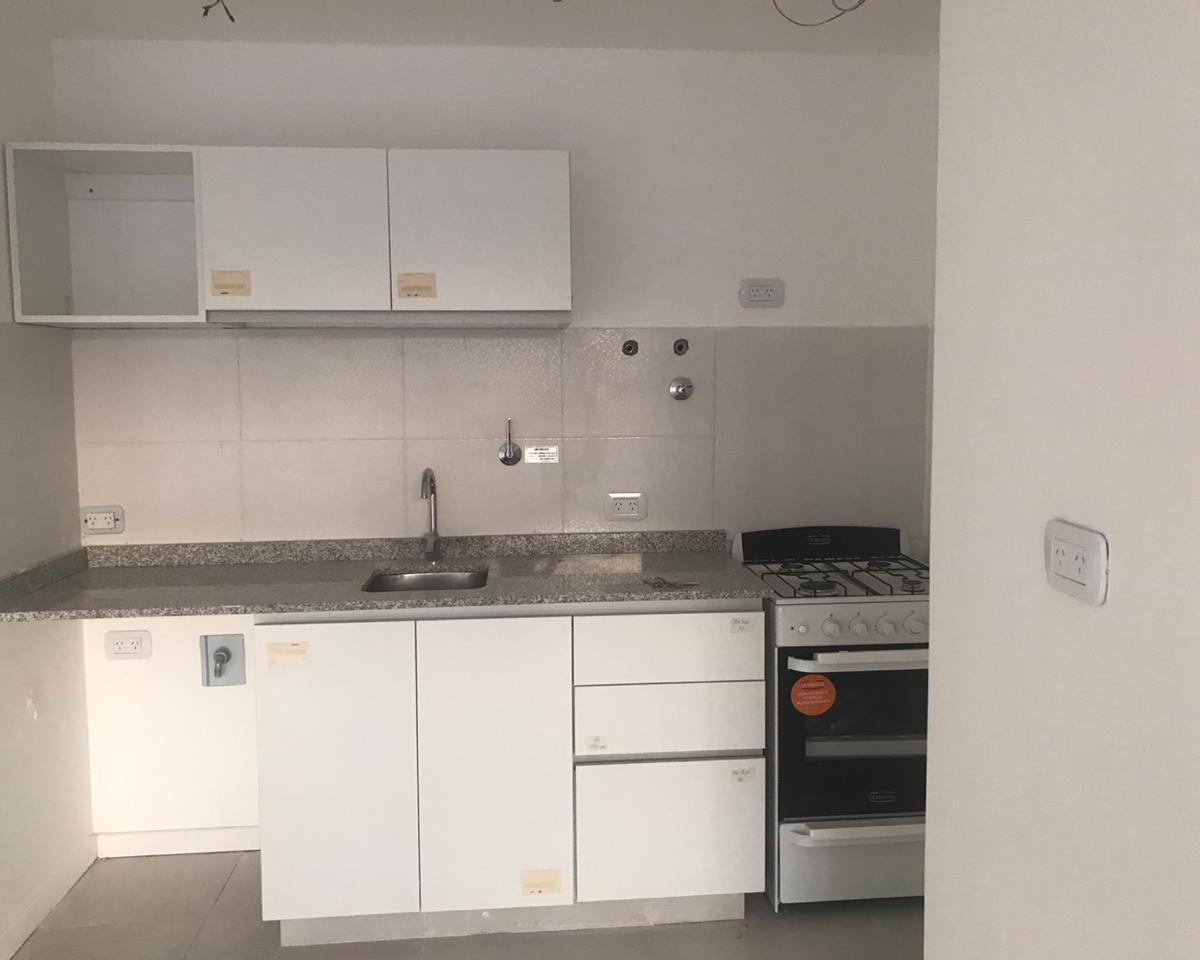 Foto de OPORTUNIDAD Monoambiente con cochera a una cuadra de Av H Yrigoyen, imagen 5