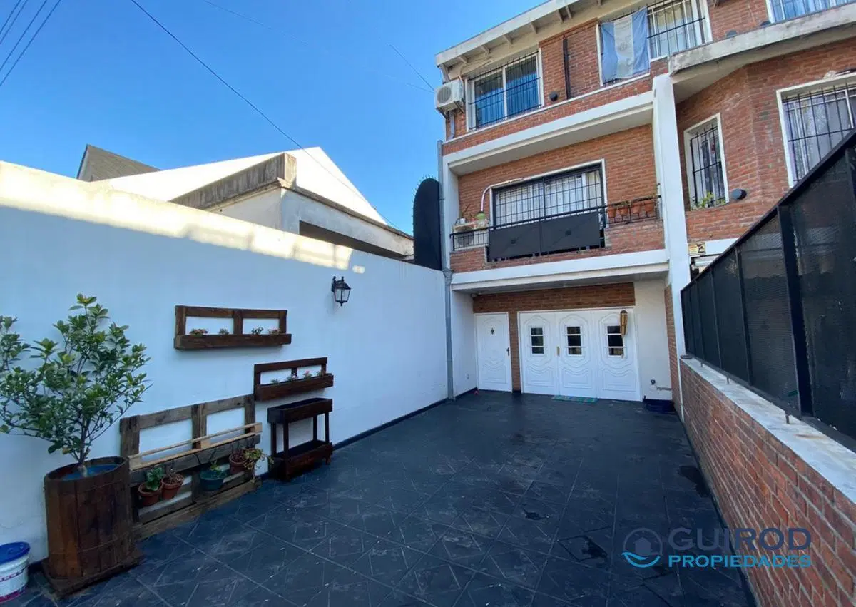 ALQUILER CASA 4 AMBIENTES, PLAYROOM, TERRAZA Y COCHERA IMPECABLE ESTADO 2