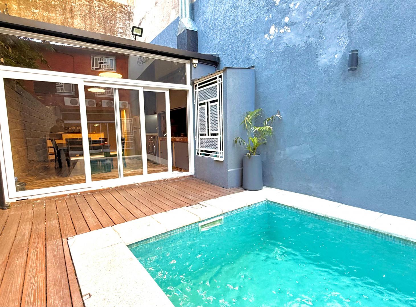 Foto de Casa de 5 ambientes con jardín, pileta climatizada, quincho y cochera, imagen 1
