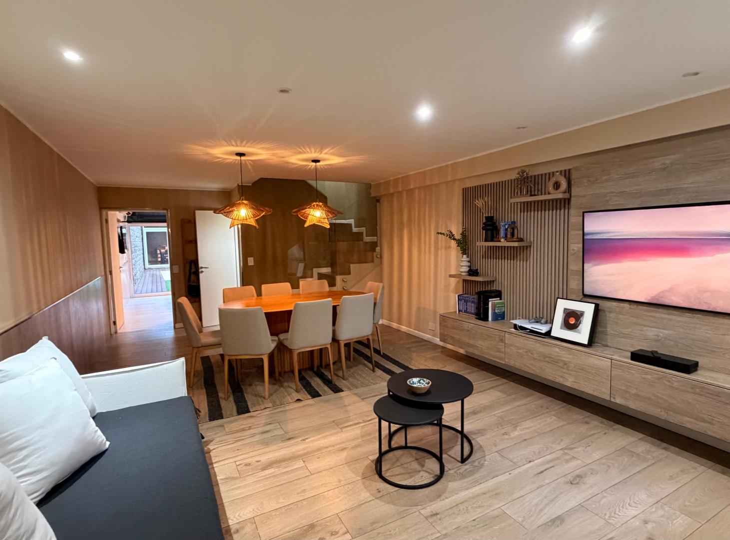 Foto de Casa de 5 ambientes con jardín, pileta climatizada, quincho y cochera, imagen 3