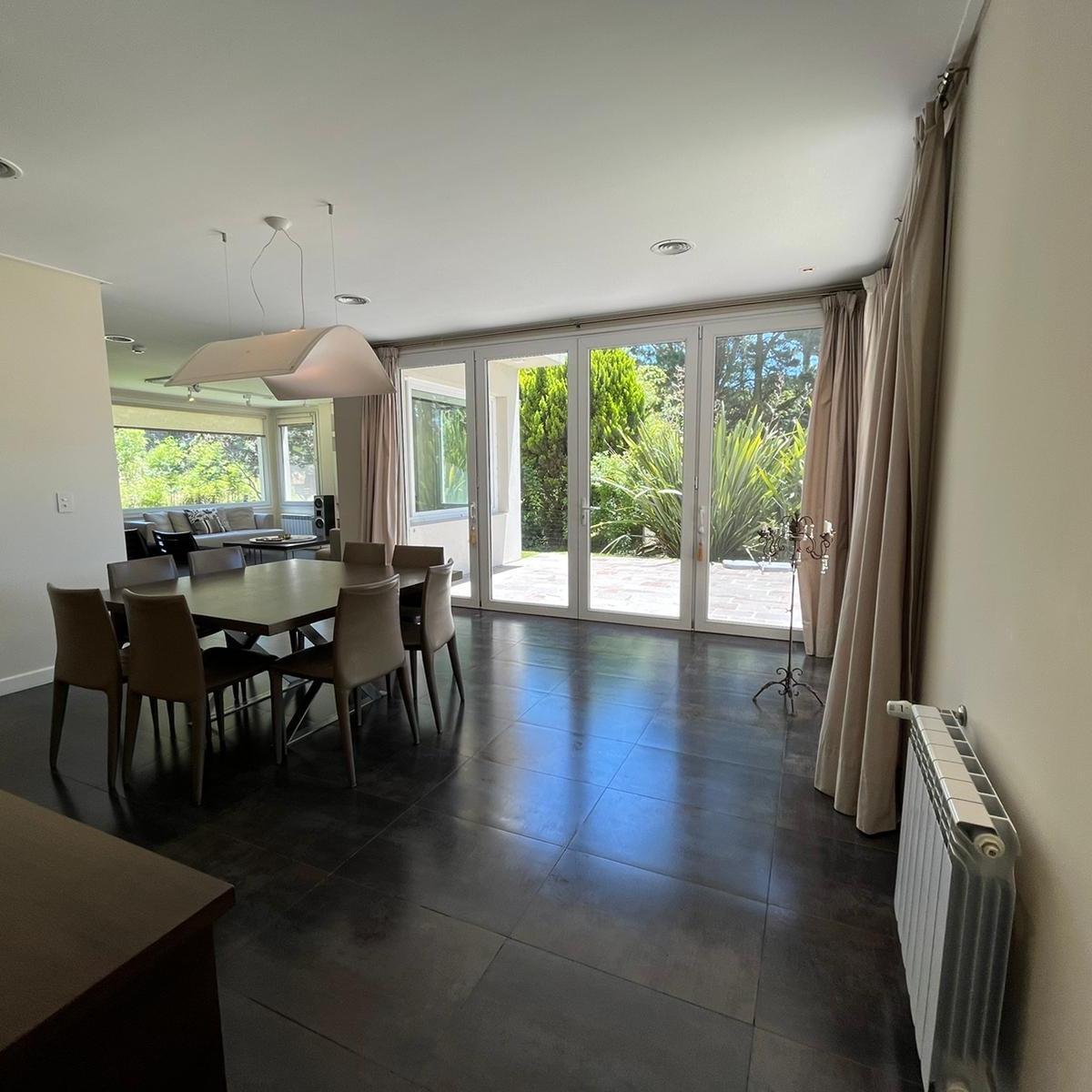 Casa de 7 dormitorios a la venta en Pinamar, zona Alamos I. 