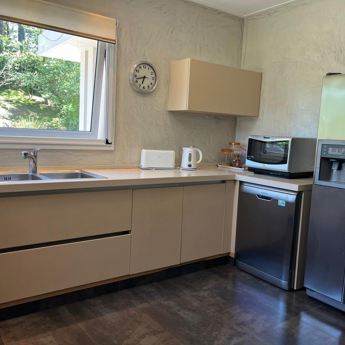 Foto de Casa de 7 dormitorios a la venta en Pinamar, zona Alamos I., imagen 3