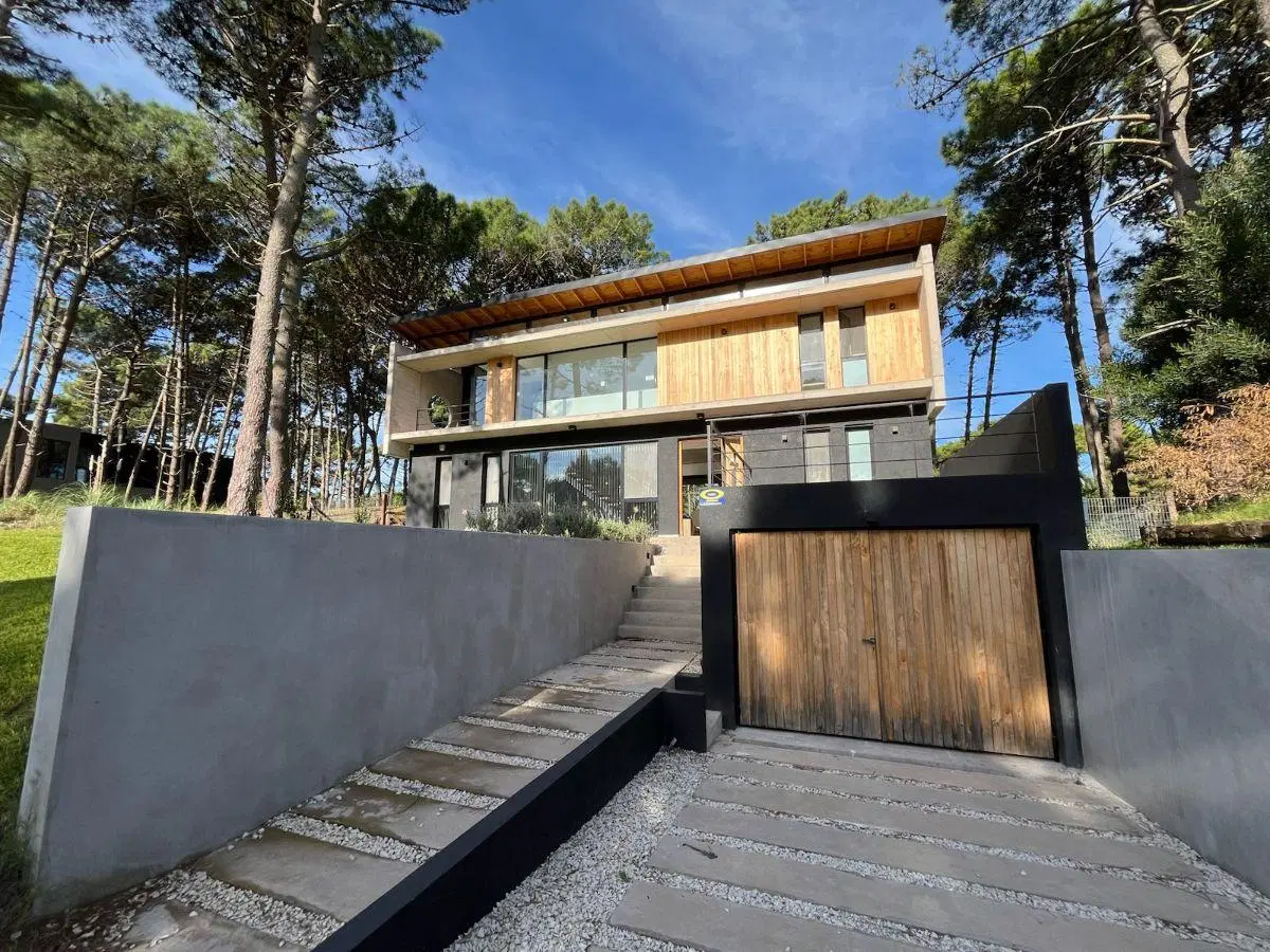 Cod 1003 – CASA MINIMALISTA DE DISEÑO EN PIONEROS (30) 3