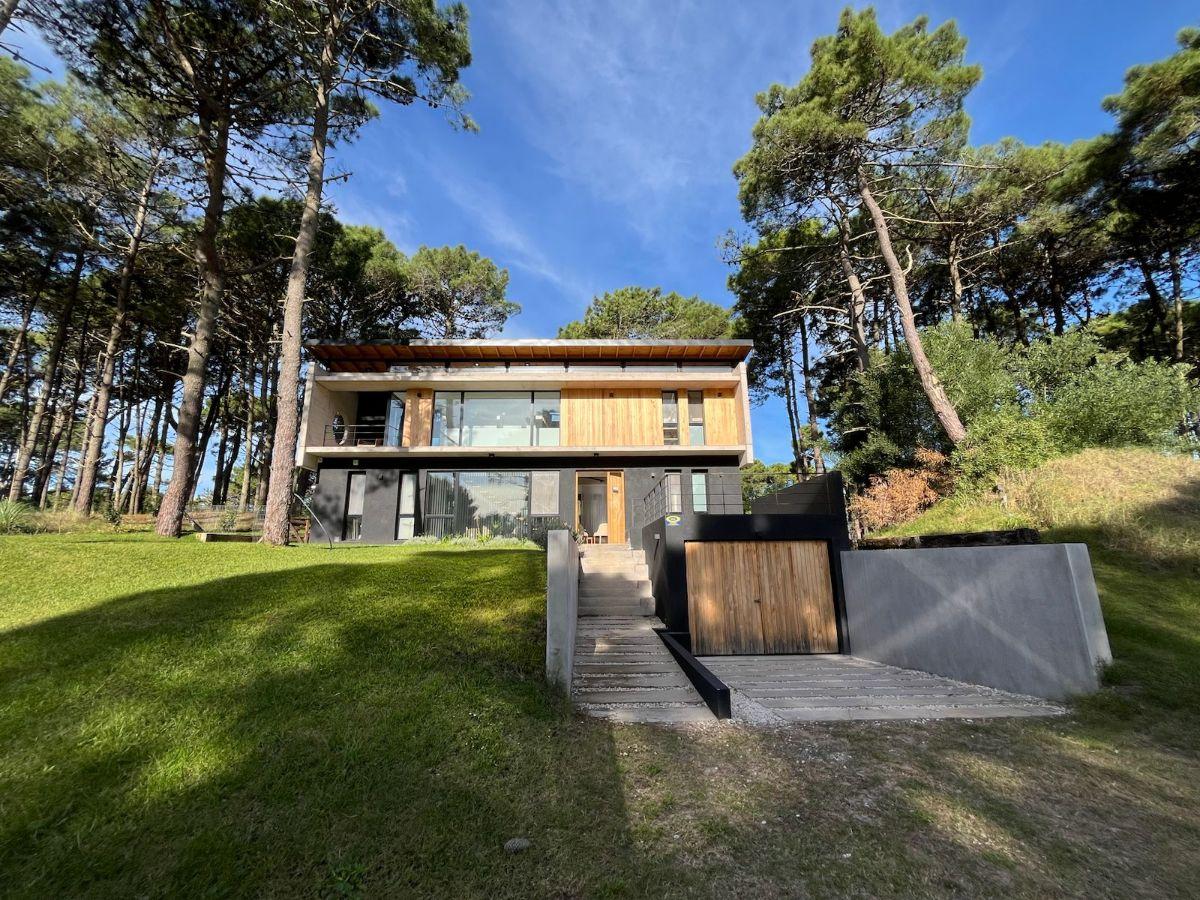 Cod 1003 – CASA MINIMALISTA DE DISEÑO EN PIONEROS (30)