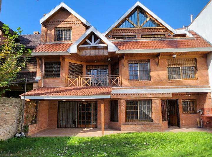 Casa en alquiler en Acassuso. 6 ambientes con piscina y quincho 2