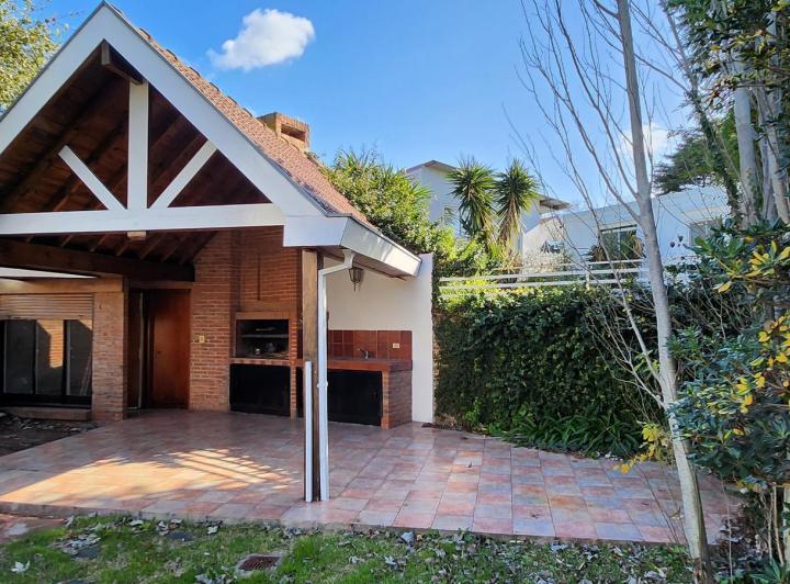 Casa en alquiler en Acassuso. 6 ambientes con piscina y quincho 3