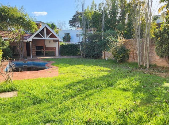 Casa en alquiler en Acassuso. 6 ambientes con piscina y quincho 1