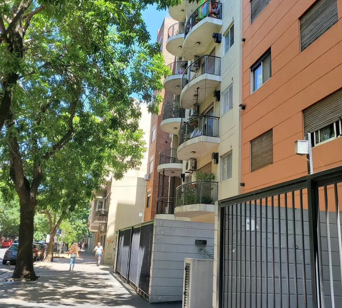 Departamento de 2 ambientes  al frente en  Florida. Excelente ubicación. 5
