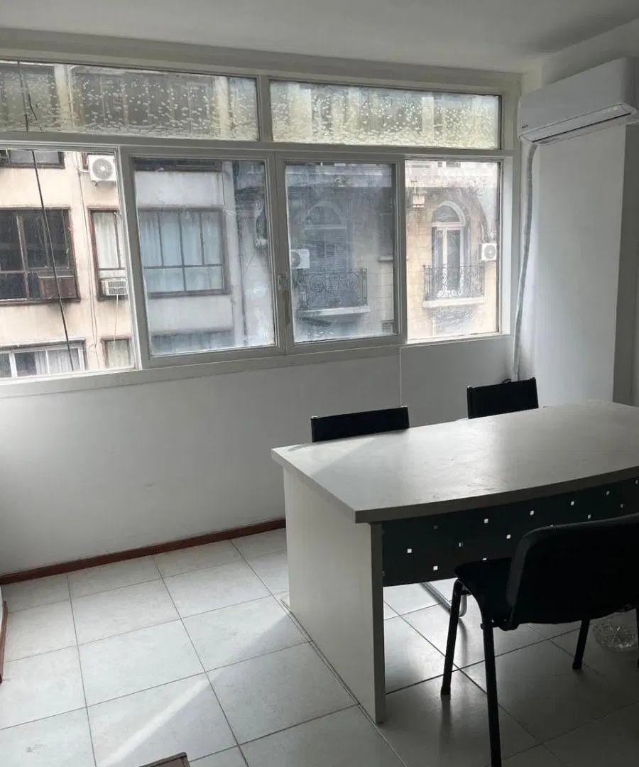 EXCELENTE OFICINA DE 30M2 AL FRENTE 1