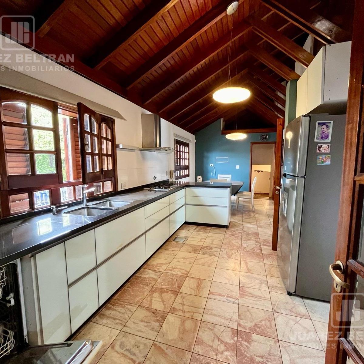 Increíble Casa en Venta en Barrio Parque Capital, 4 Dorm., Cochera, Galeria con Pileta 4