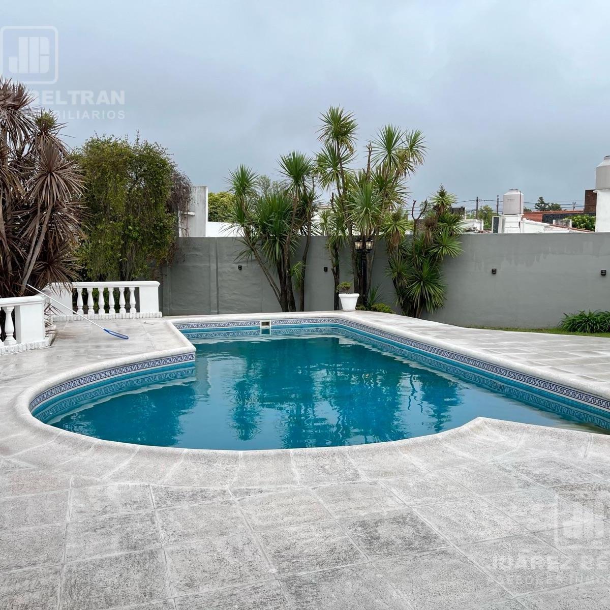 Increíble Casa en Venta en Barrio Parque Capital, 4 Dorm., Cochera, Galeria con Pileta 2