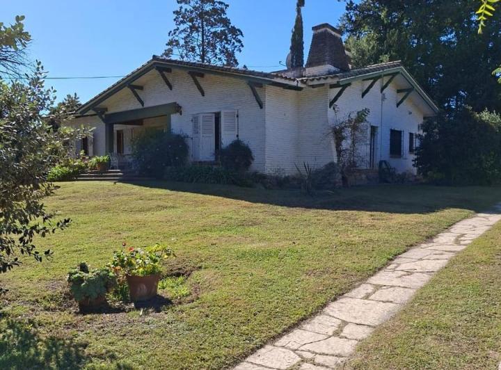 Casa de 3 dormitorios con pileta sobre Av. Universitaria - Villa Allende Golf 3