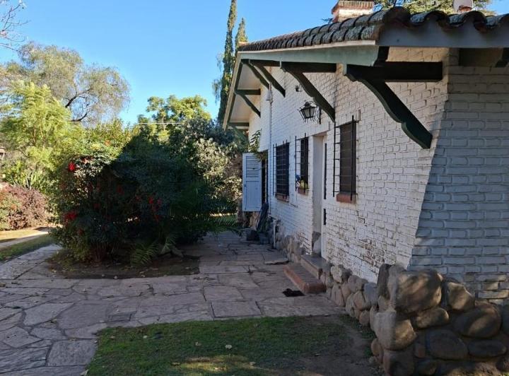 Casa de 3 dormitorios con pileta sobre Av. Universitaria - Villa Allende Golf 2