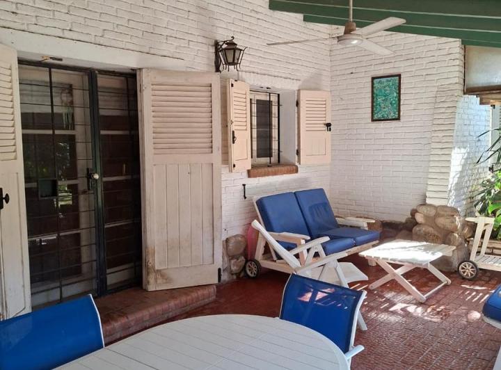 Casa de 3 dormitorios con pileta sobre Av. Universitaria - Villa Allende Golf 5