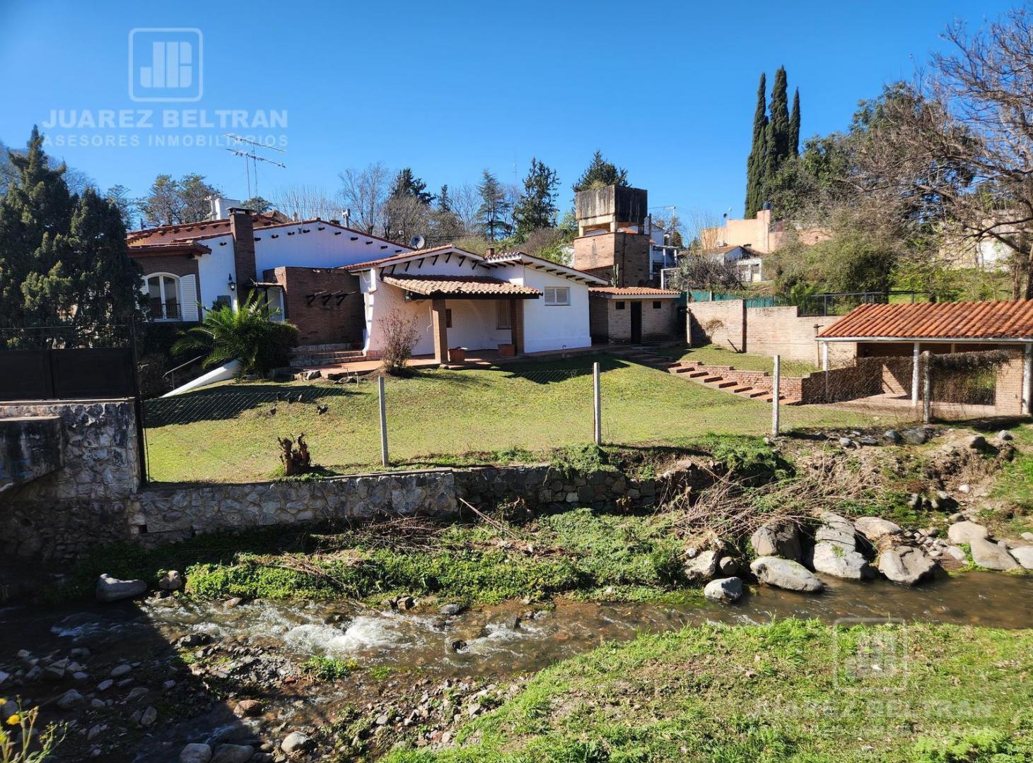 Venta - Casa de 4 dormitorios a metros de la terminal - Unquillo