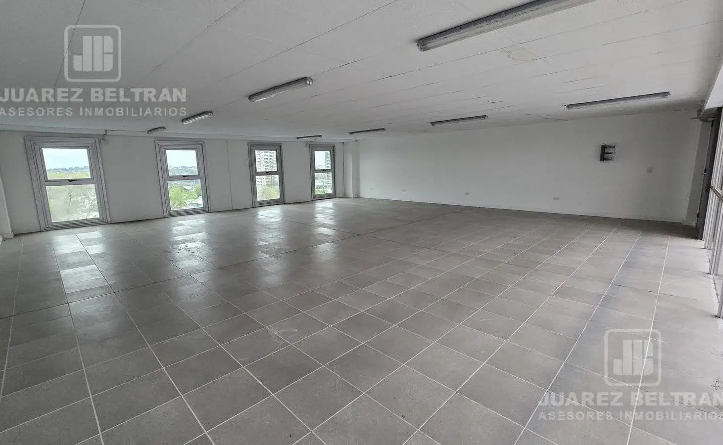 Oficinas en alquiler sobre Avenida Colón al 4000 5