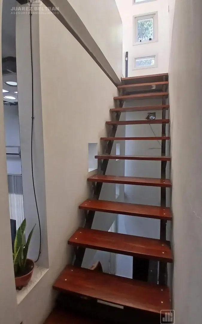 Oficina de 3 pisos con terraza y quincho en VENTA 2