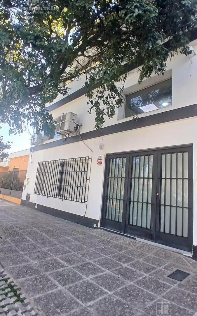 Oficina de 3 pisos con terraza y quincho en VENTA 4