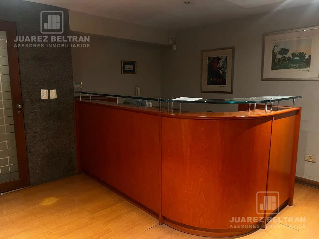 Juarez Beltran alquila excelente oficina frente a Patio Olmos 1