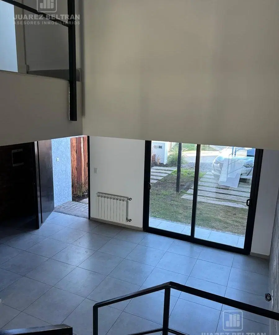 Casa en La Calandria venta ,3 dorm ,3 baños ,Frente a casa ...Diseño único 1