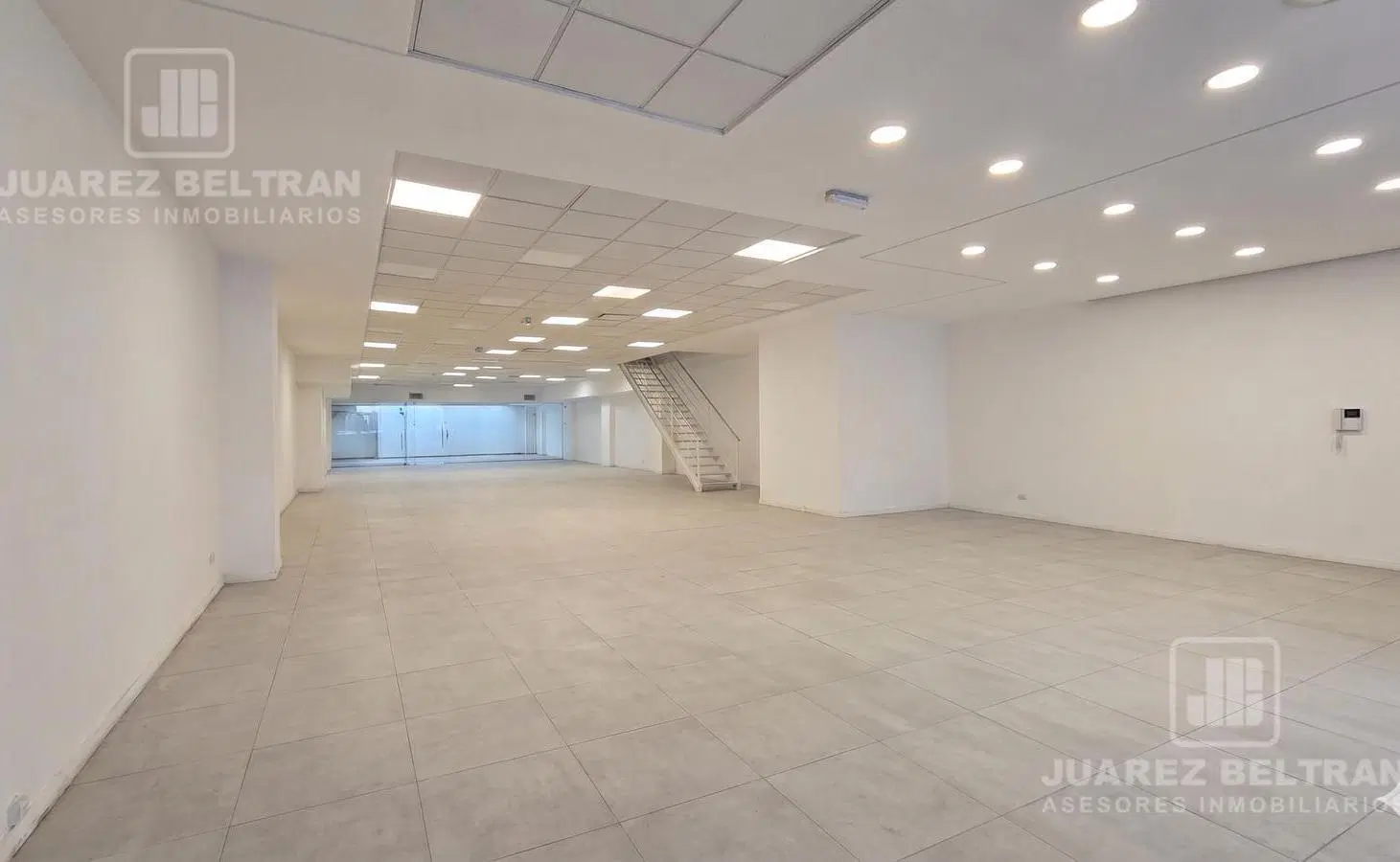 Local de 360m2 - Casi esquina Colón 2