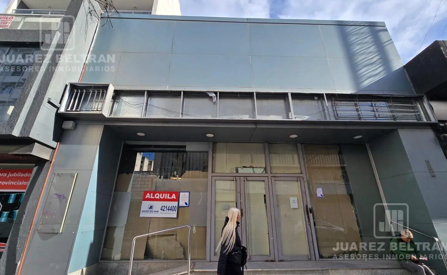 Local de 360m2 - Casi esquina Colón 3