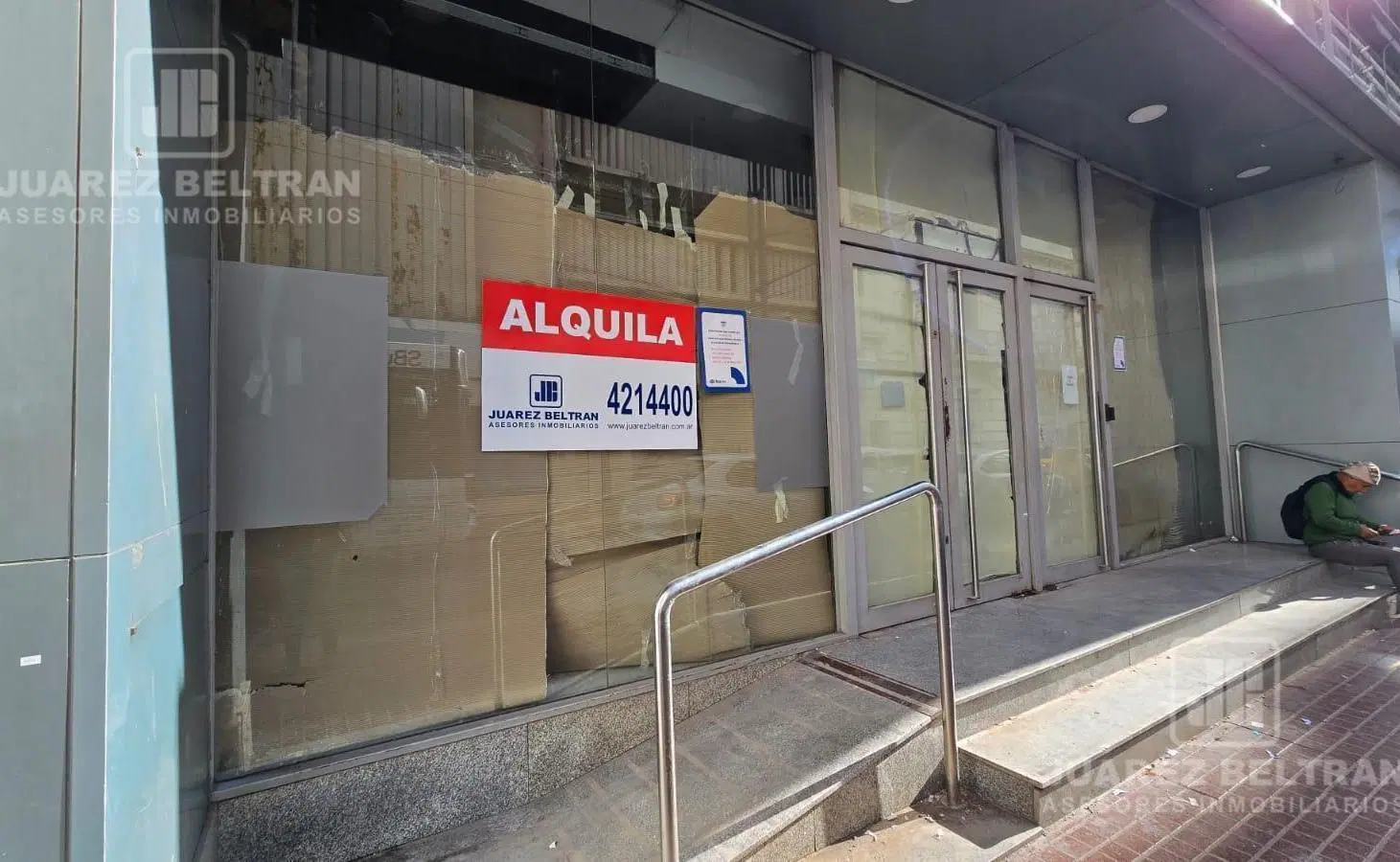 Local de 360m2 - Casi esquina Colón 4