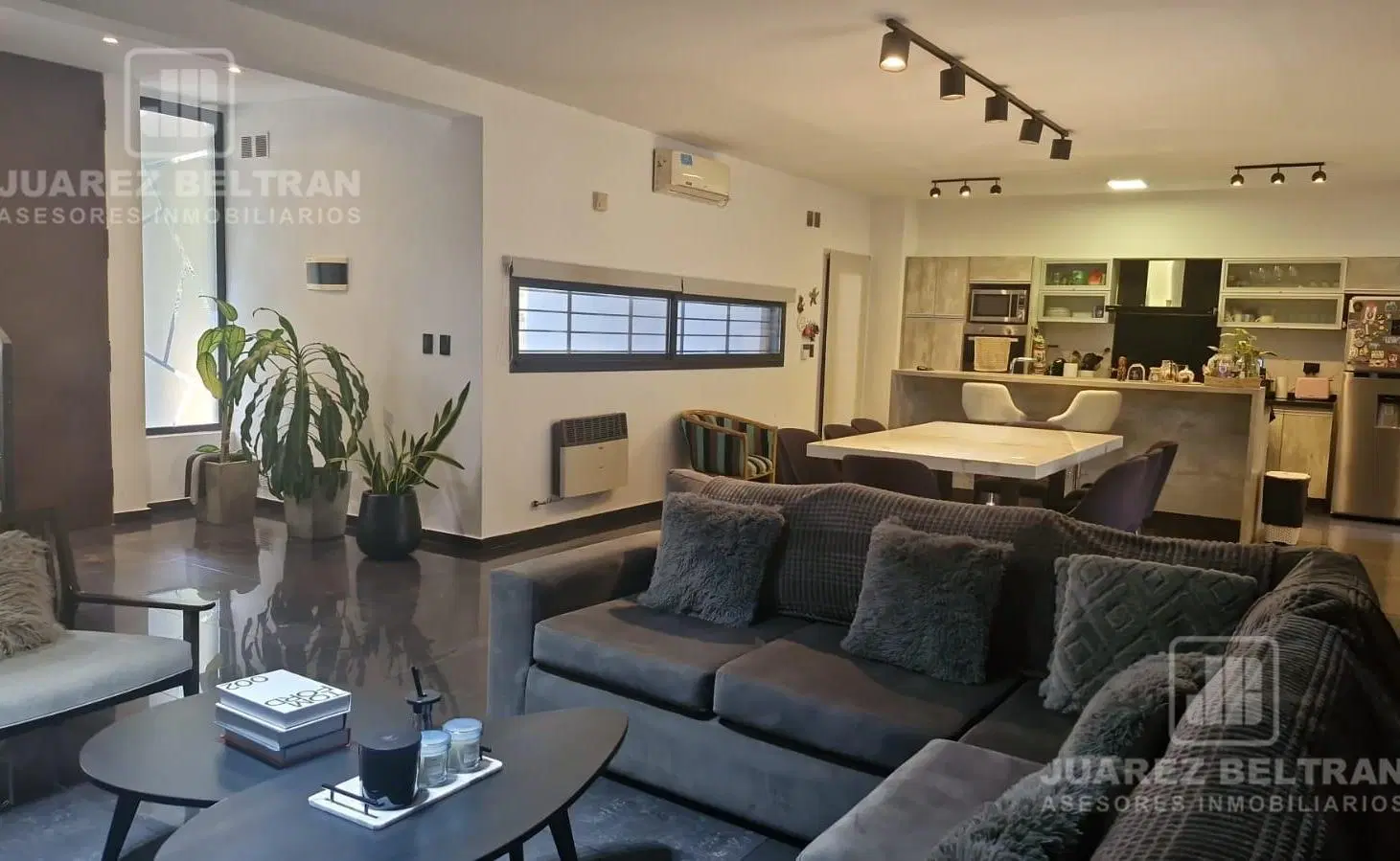 Casa en Venta ,3 dorm,3 baños, jardín con pileta climatizada. IMPECABLE!!!! 4