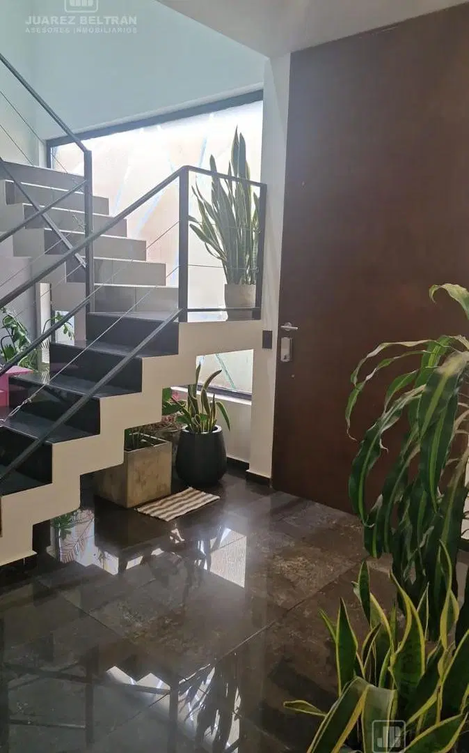 Casa en Venta ,3 dorm,3 baños, jardín con pileta climatizada. IMPECABLE!!!! 5