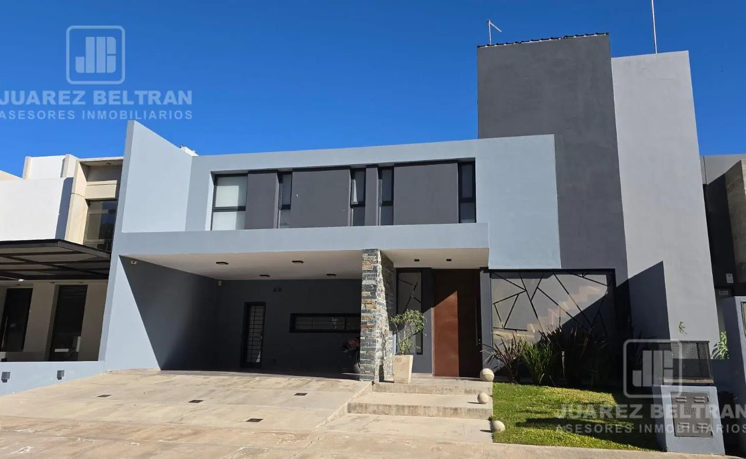 Casa en Venta ,3 dorm,3 baños, jardín con pileta climatizada. IMPECABLE!!!! 2