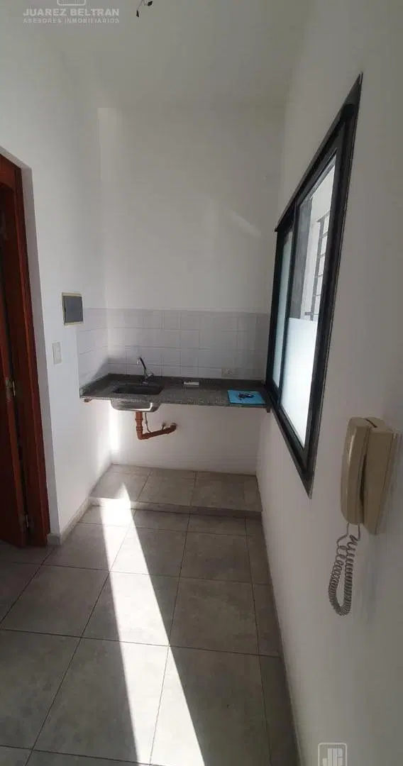 JUAREZ BELTRAN VILLA ALLENDE – ALQUILA OFICINAS FRENTE AL POLIDEPORTIVO 5