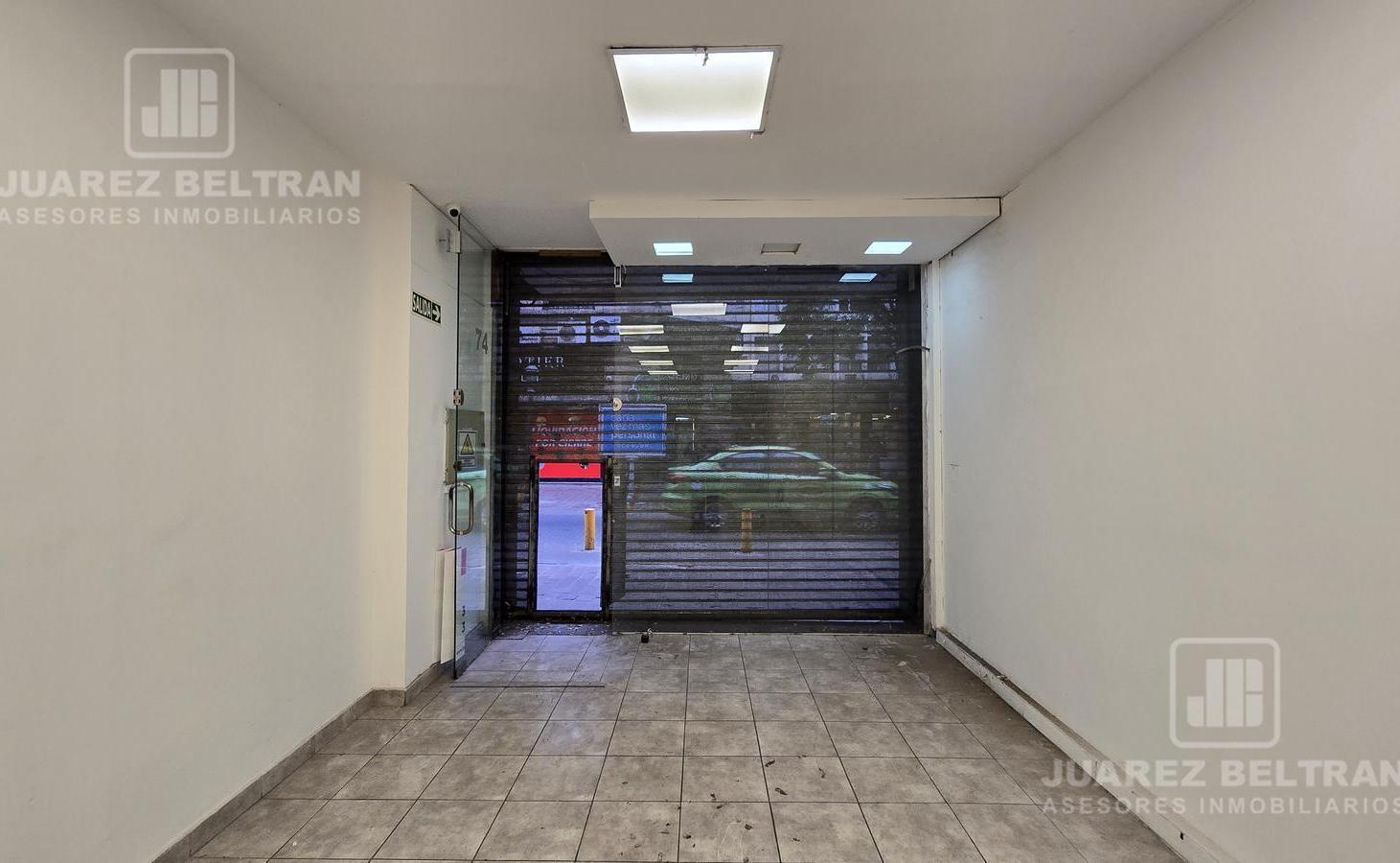 Foto de Amplio local comercial - Vidriera al Frente - 150 m2, imagen 2