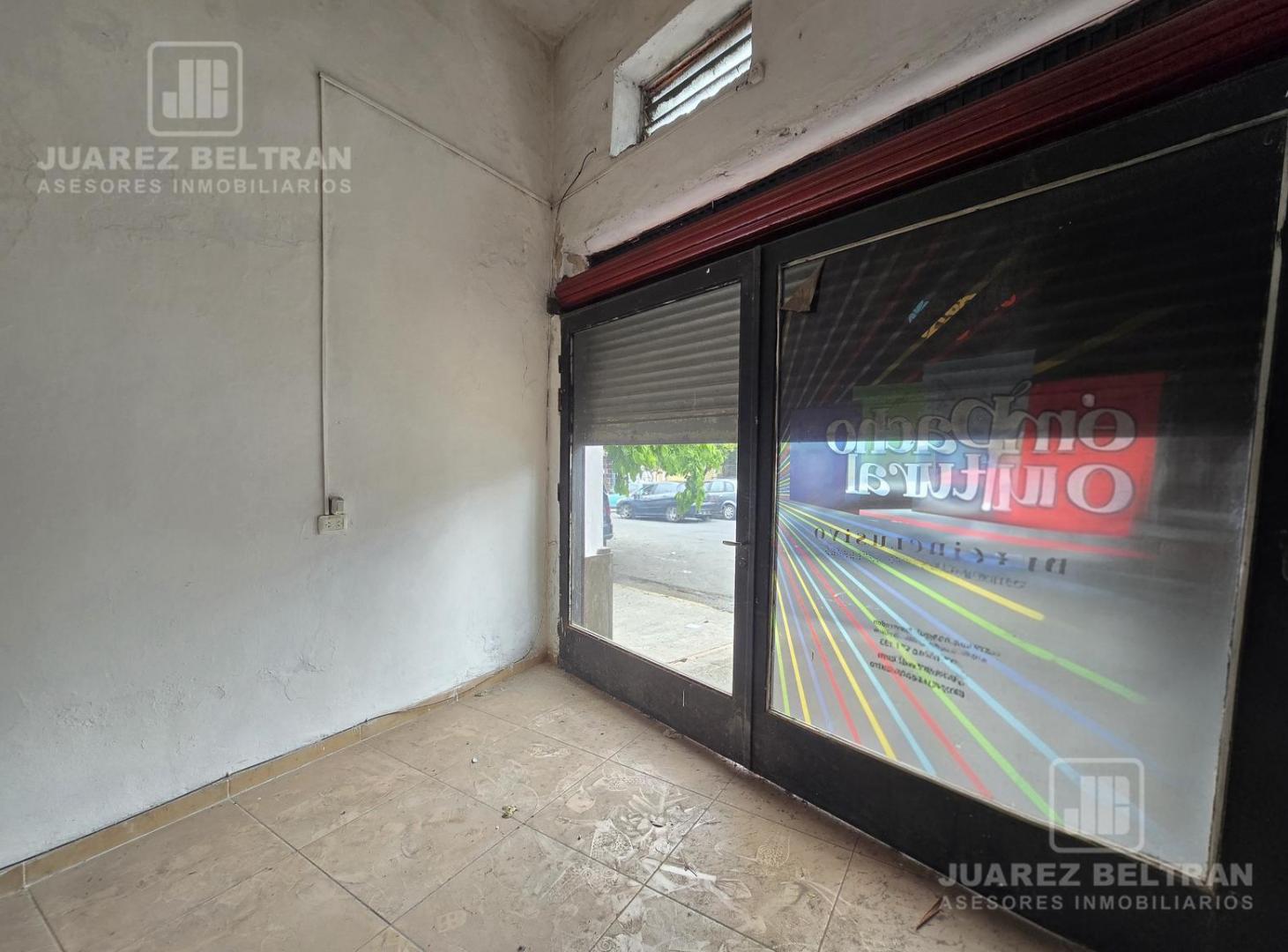 Foto de Local de 120m2 con vidriera - A media cuadra del Consejo Deliberante, imagen 2