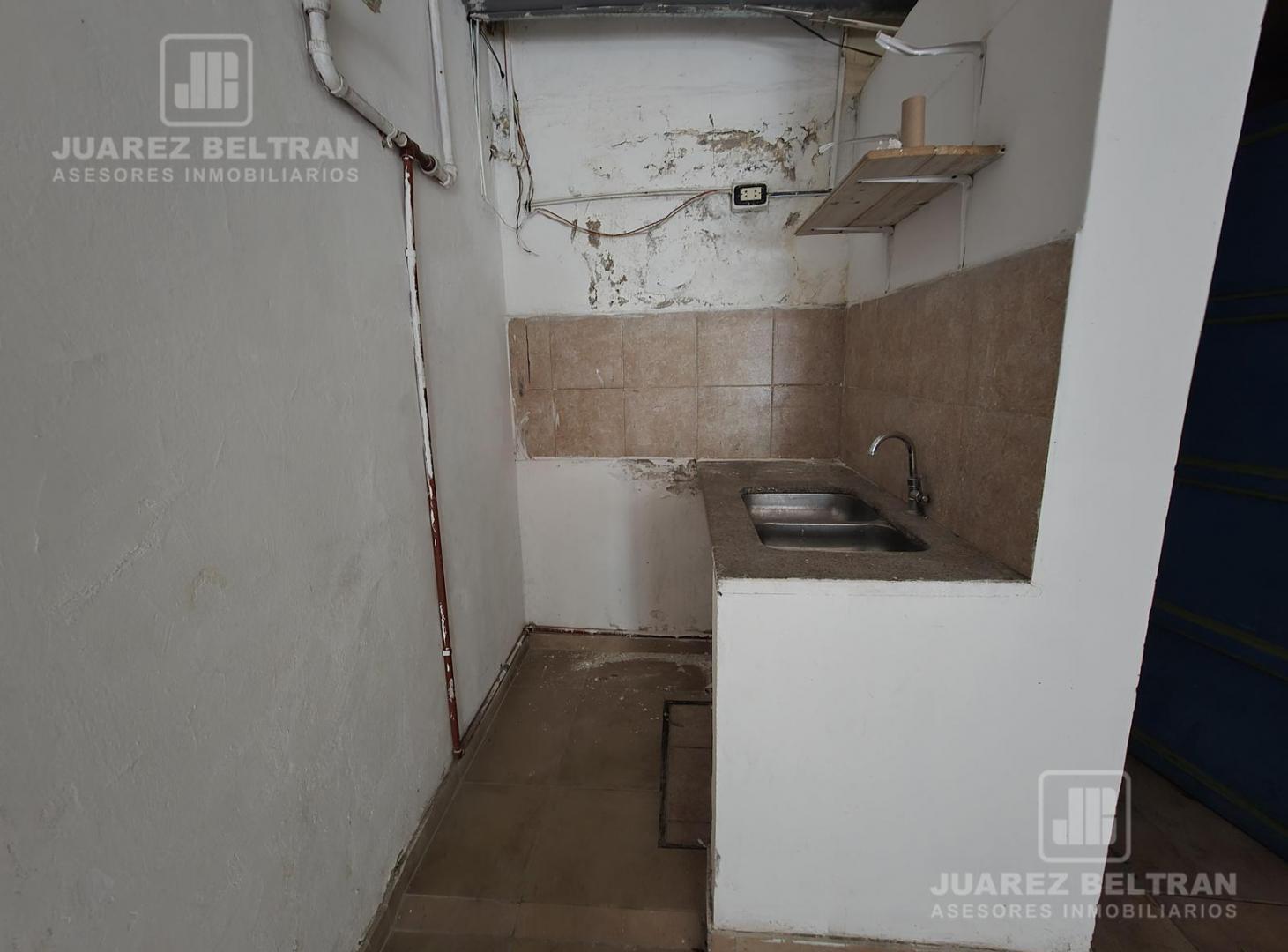 Foto de Local de 120m2 con vidriera - A media cuadra del Consejo Deliberante, imagen 4