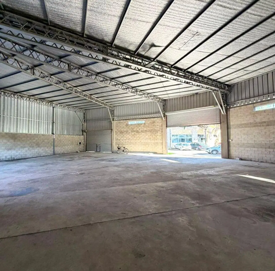 Galpón Comercial en esquina Asturias y los Aromos 3