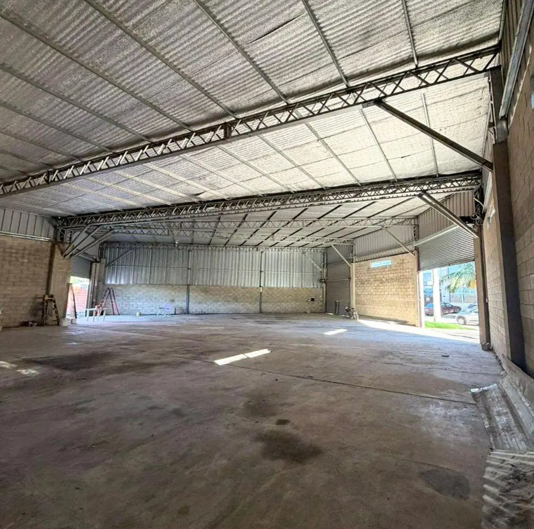 Galpón Comercial en esquina Asturias y los Aromos 4